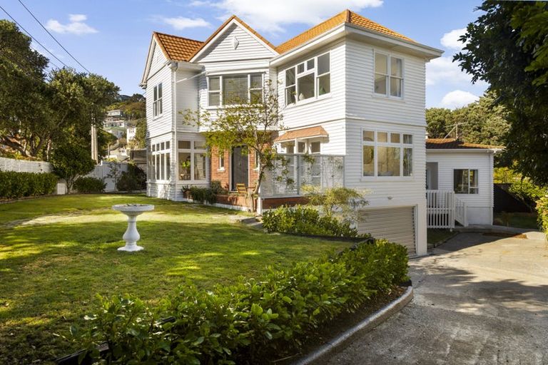 Photo of property in 4 Ashleigh Crescent, Miramar, Wellington, 6022