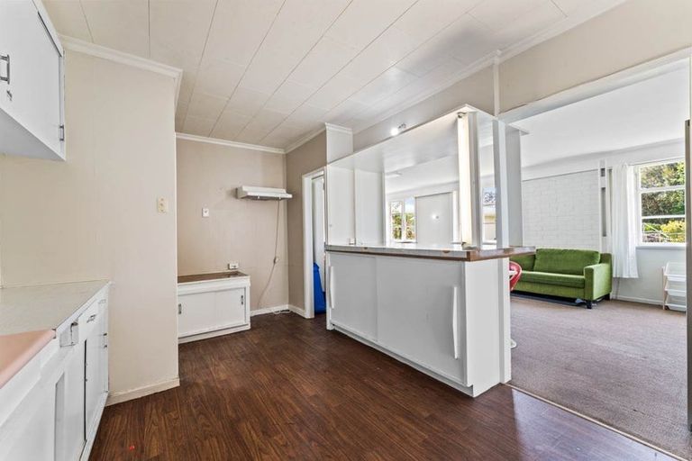 Photo of property in 37 Queen Mary Avenue, New Lynn, Auckland, 0600