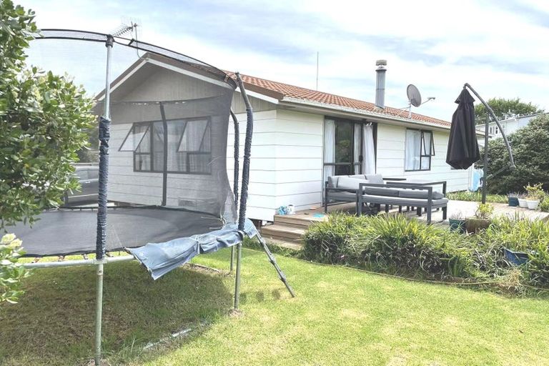 Photo of property in 100 Beach Road, Te Atatu Peninsula, Auckland, 0610