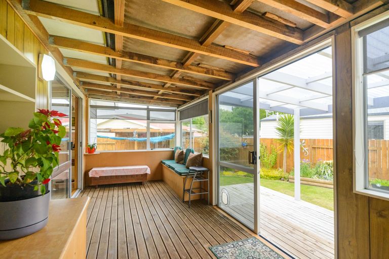 Photo of property in 10 Forbes Place, Kelvin Grove, Palmerston North, 4414