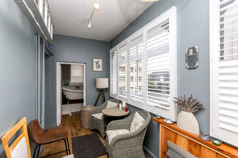 Photo of property in Devonport Apartments, 5/127 Saint Aubyn Street, New Plymouth, 4310