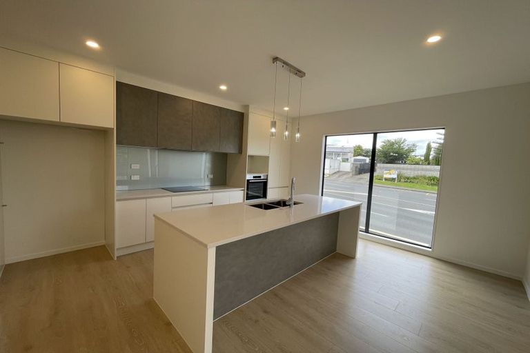 Photo of property in 1/11 Oteha Valley Road, Northcross, Auckland, 0632
