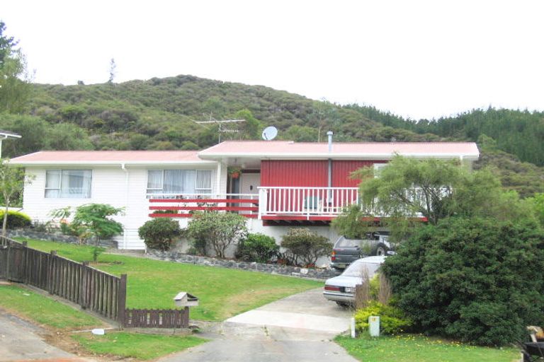 Photo of property in 24 Edelweiss Grove, Timberlea, Upper Hutt, 5018