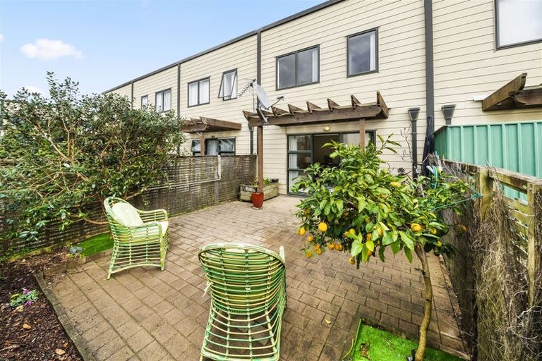 Photo of property in 4/15 Harbour View Road, Te Atatu Peninsula, Auckland, 0610