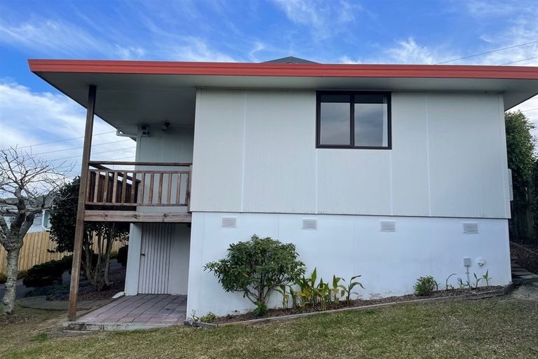 Photo of property in 72 Totaravale Drive, Totara Vale, Auckland, 0629