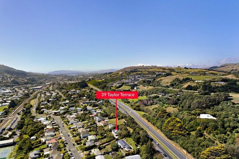 Photo of property in 39 Taylor Terrace, Tawa, Wellington, 5028