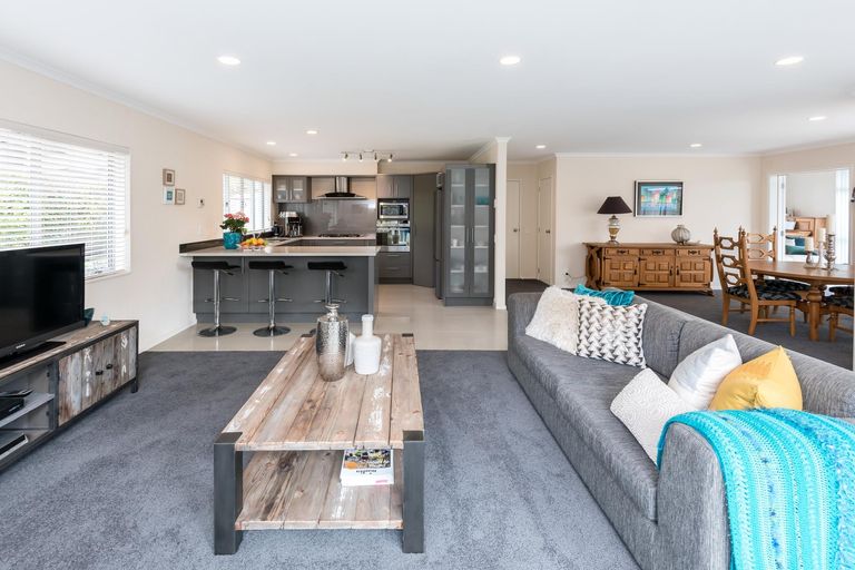 Photo of property in 10 Briar Vale Place, Flat Bush, Auckland, 2016