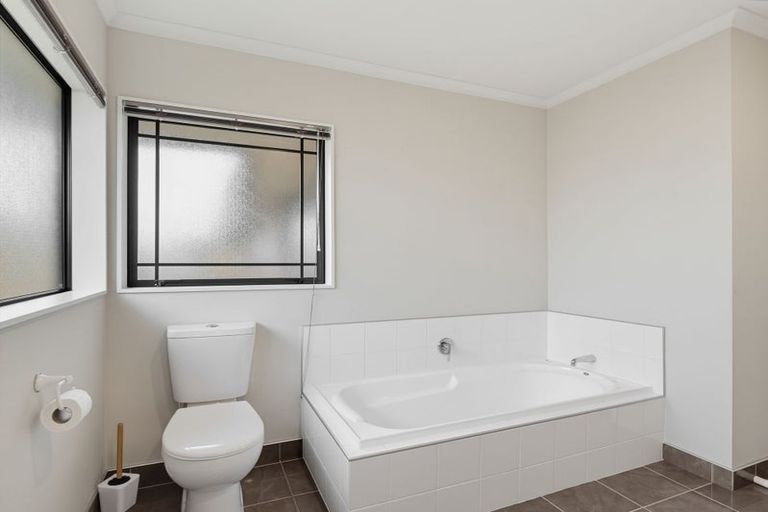 Photo of property in 52 Tennyson Avenue, Kelvin Grove, Palmerston North, 4414