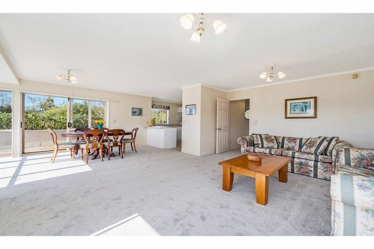 Photo of property in 29 Taupiko Place, Green Bay, Auckland, 0604
