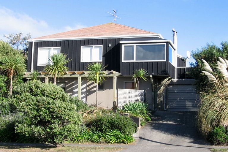Photo of property in 6 Waiheke Street, Waikanae Beach, Waikanae, 5036