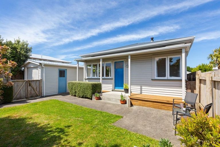 Photo of property in 19 Main Road, Titahi Bay, Porirua, 5022