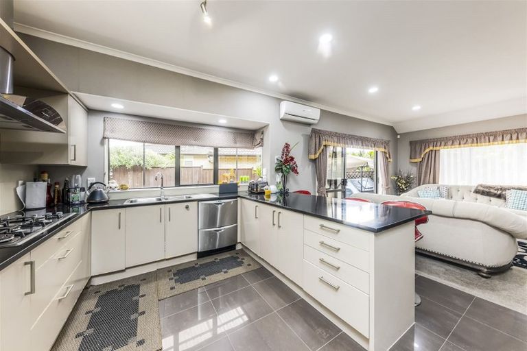 Photo of property in 1 Seresin Crescent, Flat Bush, Auckland, 2016