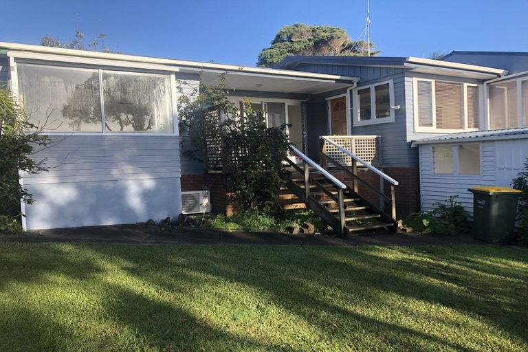 Photo of property in 2 Elgin Place, Red Beach, 0932