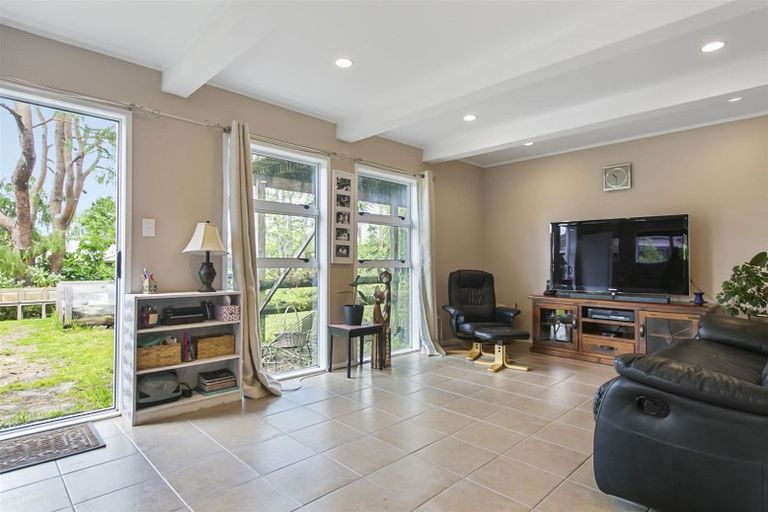 Photo of property in 9 Woodhouse Place, West Harbour, Auckland, 0618
