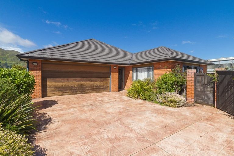 Photo of property in 32 Moana Grove, Waiwhetu, Lower Hutt, 5010