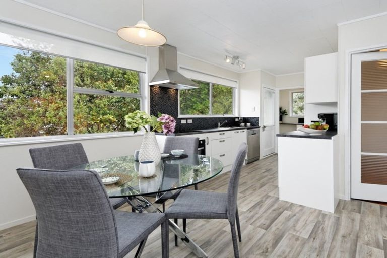 Photo of property in 80 Lantana Road, Green Bay, Auckland, 0604