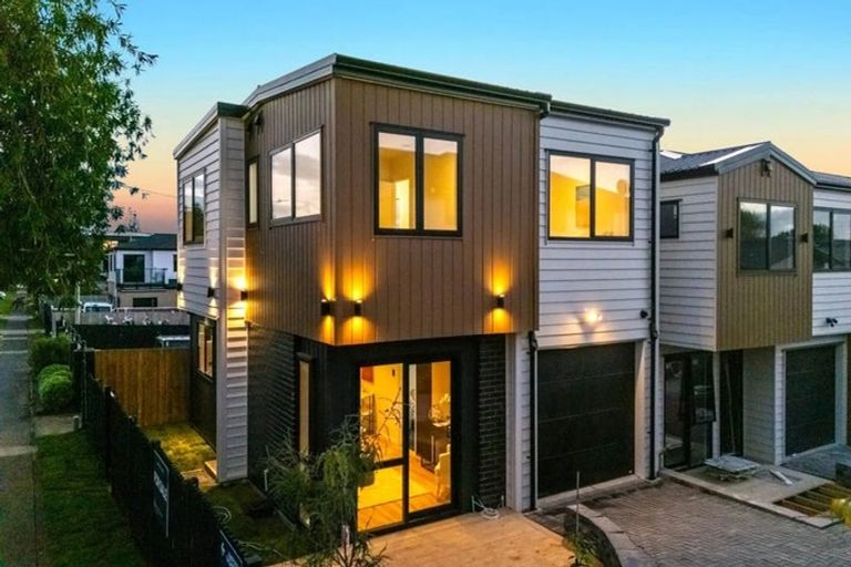 Photo of property in 511a Massey Road, Mangere, Auckland, 2022