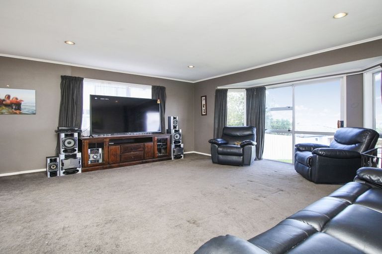 Photo of property in 31 Hobsonville Road, West Harbour, Auckland, 0618