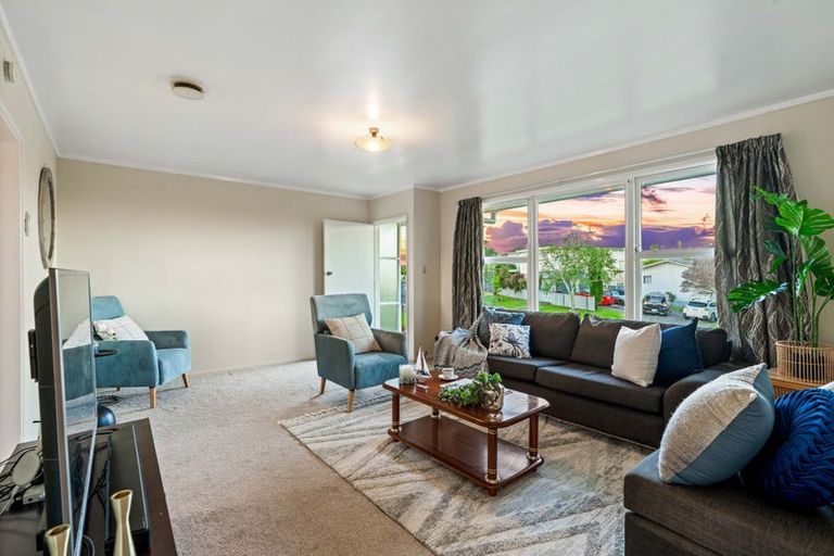 Photo of property in 1/32 Rosewarne Crescent, Glendene, Auckland, 0602