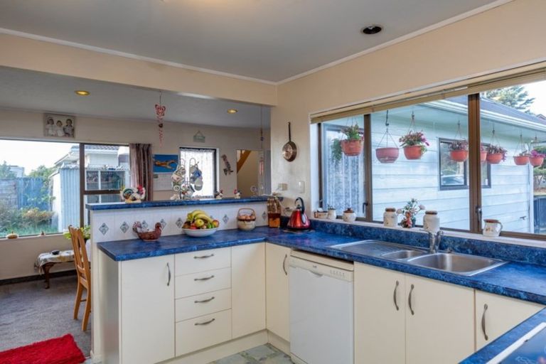 Photo of property in 3 Frimley Terrace, Waikanae Beach, Waikanae, 5036