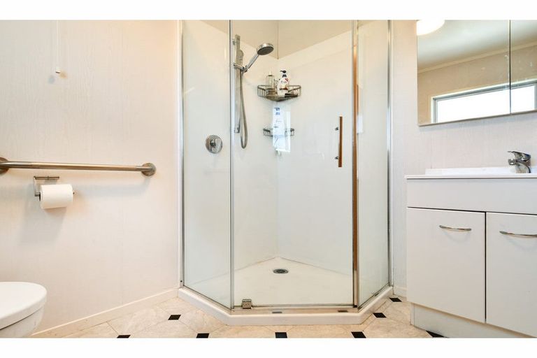 Photo of property in 2 Parkside Road, West Harbour, Auckland, 0618