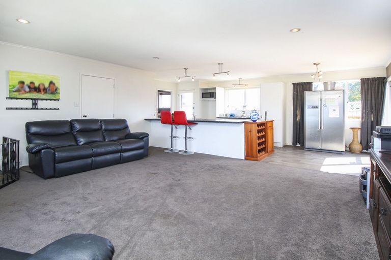 Photo of property in 31 Hobsonville Road, West Harbour, Auckland, 0618