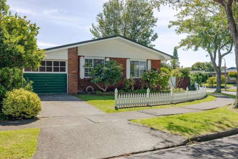 Photo of property in 17 Earl Place, Hokowhitu, Palmerston North, 4410