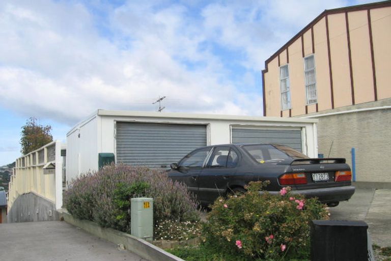 Photo of property in 6 Cobar Close, Maupuia, Wellington, 6022