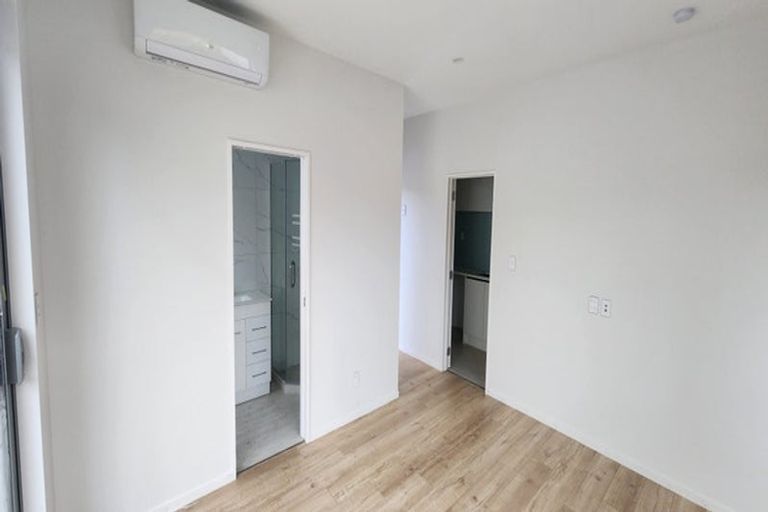 Photo of property in 39 Cascades Road, Pakuranga Heights, Auckland, 2010