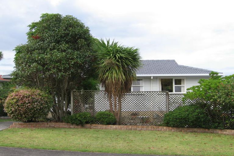 Photo of property in 6 Prior Place, Glendene, Auckland, 0602