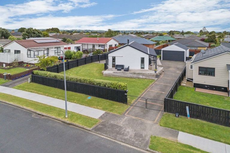 Photo of property in 22 Edgewater Parade, Waiuku, 2123