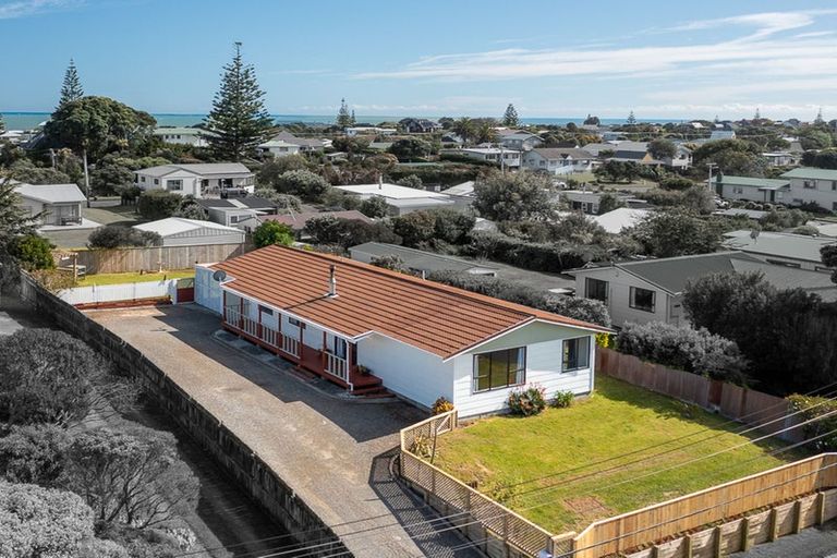 Photo of property in 11 Atua Street, Waikanae Beach, Waikanae, 5036