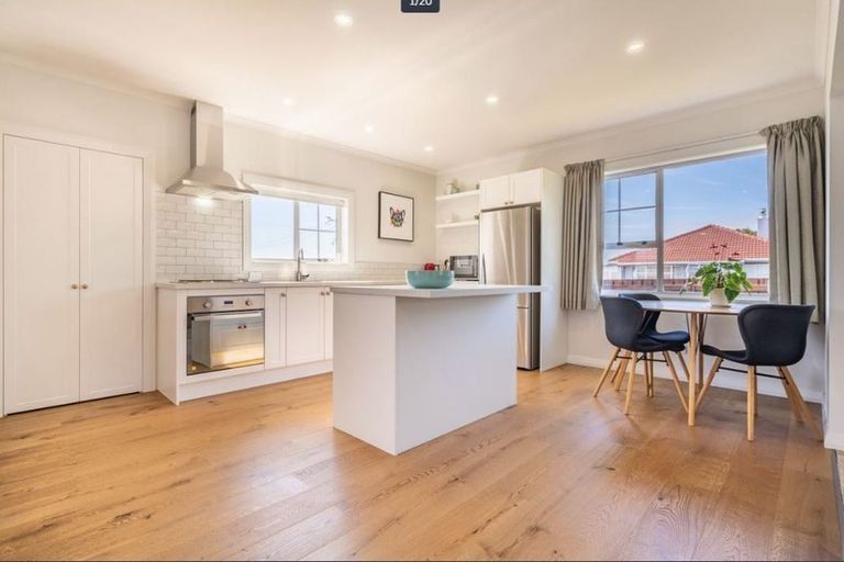 Photo of property in 27 Isadore Road, Saint Clair, Dunedin, 9012