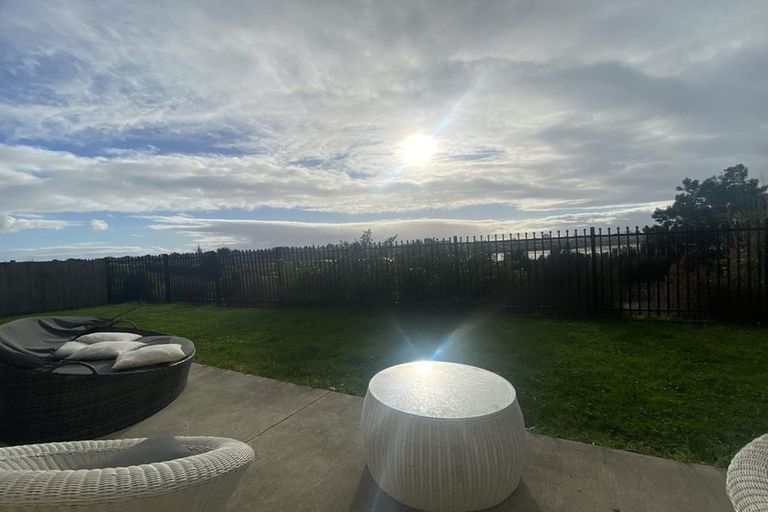 Photo of property in 7 Iwinuku Crescent, Wattle Downs, Auckland, 2103