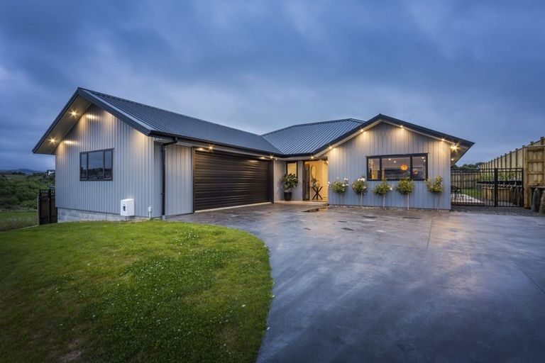 Photo of property in 49 Vaucluse Heights, Fitzherbert, Palmerston North, 4410