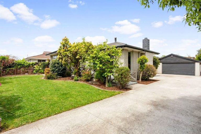 Photo of property in 25 Ambleside Drive, Burnside, Christchurch, 8053