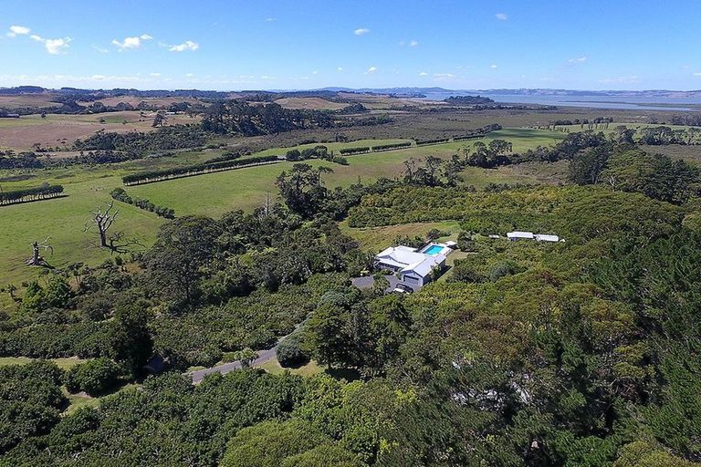 Photo of property in 940 South Head Road, South Head, Helensville, 0874