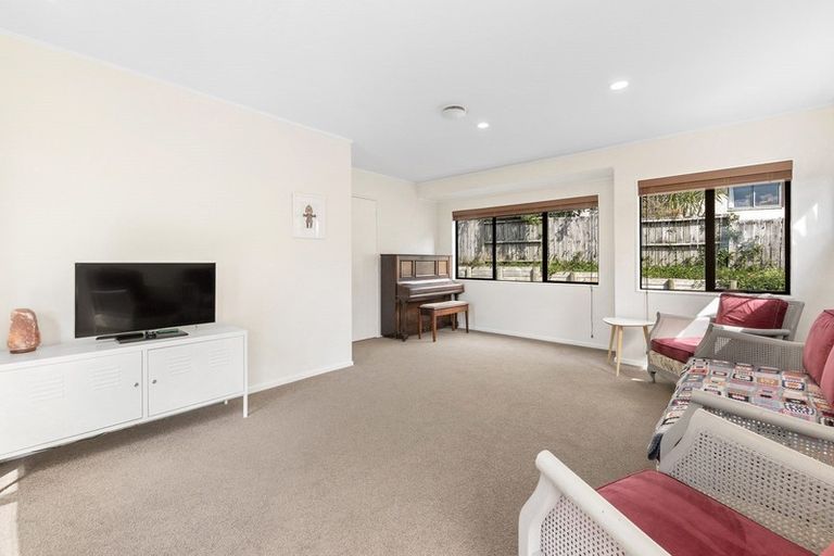 Photo of property in 3b Laingrange Place, Laingholm, Auckland, 0604