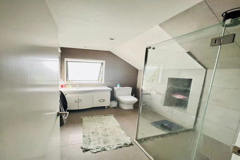 Photo of property in 2/86 Aviemore Drive, Highland Park, Auckland, 2010