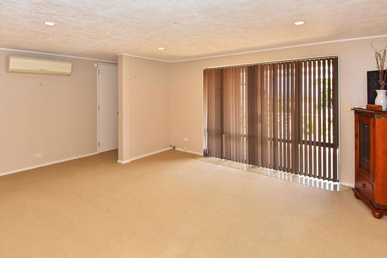 Photo of property in 16 Eloise Place, Clendon Park, Auckland, 2103