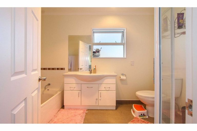 Photo of property in 40 Roberts Road, Glenfield, Auckland, 0629