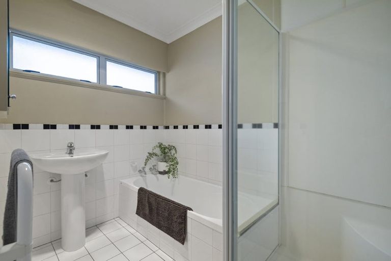 Photo of property in 35 Onewa Road, Northcote, Auckland, 0627