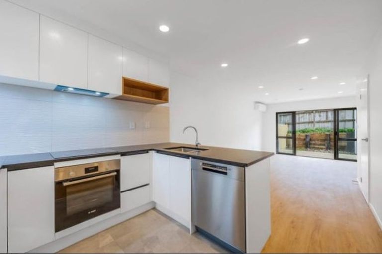 Photo of property in 6/9 Donovan Avenue, Massey, Auckland, 0614