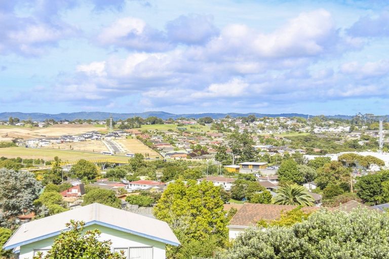 Photo of property in 31 Hobsonville Road, West Harbour, Auckland, 0618