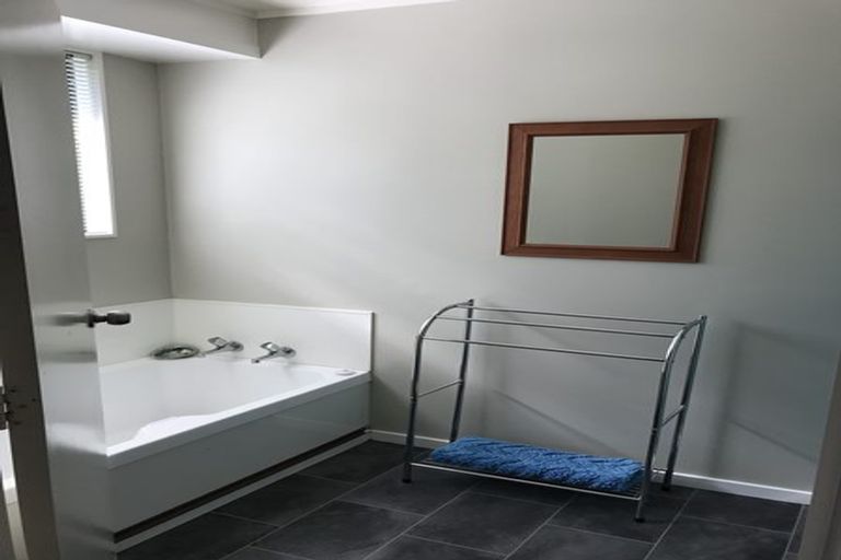 Photo of property in 2 Dudley Crescent, Cable Bay, 0420