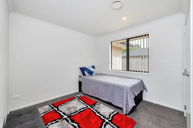 Photo of property in 13 Dumas Place, Rosehill, Papakura, 2113