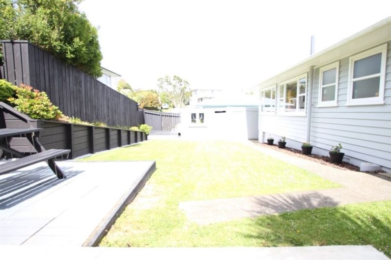 Photo of property in 8 Griffiths Grove, Newlands, Wellington, 6037