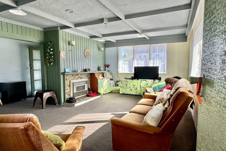 Photo of property in 102 Champion Street, Cannons Creek, Porirua, 5024