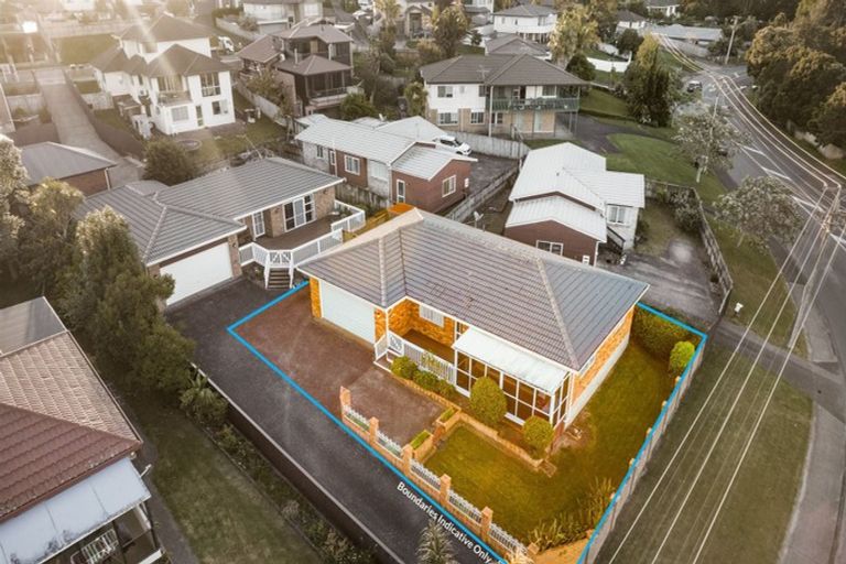 Photo of property in 2/86 Don Buck Road, Massey, Auckland, 0614