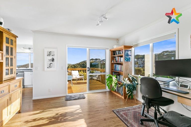 Photo of property in 8 Bennett Grove, Newlands, Wellington, 6037